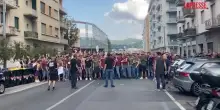 Milan-Torino, il corteo dei tifosi granata prima del match: cori e striscioni contro Cairo