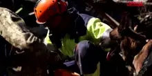 Ucraina, attacco russo a Kryvyi Rih: i soccorritori scavano tra le macerie