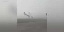 Aerei scaraventati a terra dal vento all&rsquo;aeroporto di Forl&igrave;: le immagini impressionanti