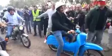 Germania, il candidato Afd Siegmund in campagna elettorale su un Simson: storico motorino della DDR