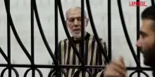 Siria, l&rsquo;ex gran muft&igrave; di Assad condannato all&rsquo;ergastolo: Hassoun in aula rinchiuso in una gabbia