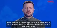 Ucraina, Zelensky per la Giornata della bandiera: "Conserviamo la luce dentro di noi"