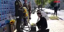 Ucraina, Zelensky rende omaggio ai soldati caduti nel giorno dell&rsquo;Indipendenza