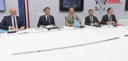 Macron presiede la riunione dei Volenterosi