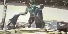 Caserta, pestaggio shock: ucciso a calci e pugni in piazza, il video sui social