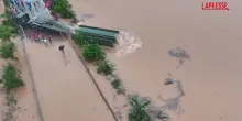Alluvione in Cina, ponte galleggiante motorizzato per evacuare residenti nella contea di Ningming