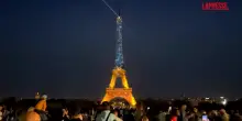 Parigi, la Torre Eiffel illuminata con i colori dellUcraina nel giorno dellIndipendenza