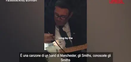 Burnham a Kiev suona gli Smiths davanti ai soldati ucraini
