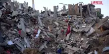 Gaza, residenti tra le macerie dopo l&rsquo;ultimo raid di Israele