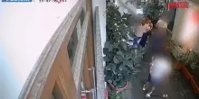Firenze: turista inglese rapinato in centro, le immagini dellaggressione