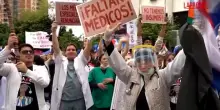 Paraguay, i medici scioperano per chiedere migliori condizioni di lavoro: il corteo nella Capitale