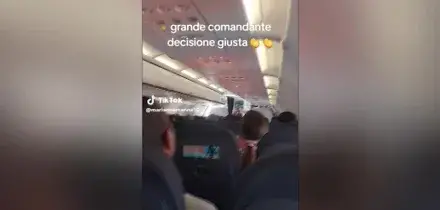 Volo Skiathos-Napoli troppo carico, i bagagli restano a terra: il discorso del comandante scatena gli applausi