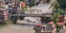 Nepal, fiume di fango travolge il villaggio: la furia dell&rsquo;acqua spazza via il ponte