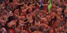 Spagna, in migliaia a Bu&ntilde;ol per la Tomatina: la battaglia dei pomodori