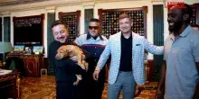 Ucraina, lex pugile Usa Crawford regala un cucciolo a Zelensky