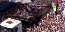 Spagna: a Bu&ntilde;ol in migliaia si sfidano nella "Tomatina", la battaglia dei pomodori