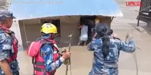 Inondazioni in Nepal, i soccorsi tra le case sommerse dal fango
