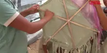 Gaza, genitori e bambini distruggono gli aquiloni per paura dei raid israeliani
