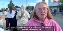 Usa, madre a processo per aver ucciso i 3 figli: le sostenitrici di Lindsay Clancy radunate fuori dal tribunale