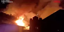Ucraina, raid russo su Sumy: case incendiate e lintervento dei vigili del fuoco