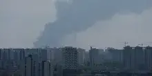 Ucraina, esplode un&rsquo;auto a San Pietroburgo: muore un ufficiale dell&rsquo;aeronautica russa. Raid di Mosca su varie citt&agrave;
