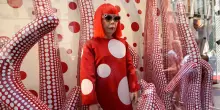 Addio a Yayoi Kusama, muore la regina giapponese del pois che ha incantato il mondo