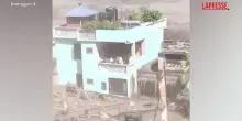 Nepal, casa resiste alla furia delle acque: alcune persone bloccate sul balcone