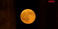 Grecia, la Luna piena sorge dietro il tempio di Apollo a Corinto: le suggestive immagini