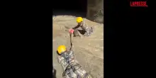 Nepal, soccorritori al lavoro: un uomo salvato dal fango