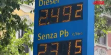 Caro carburante, i tassisti di Milano: &ldquo;10-15 euro al giorno in pi&ugrave; di gasolio&rdquo;