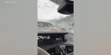 Francia, tempesta vicino Besan&ccedil;on: la grandine sfonda il parabrezza dell&rsquo;auto