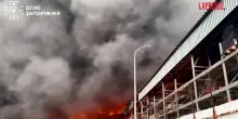 Ucraina, raid russo su Zaporizhzhia: lincendio in un centro commerciale