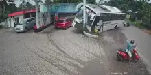 India, bus turistico si ribalta a stazione di servizio per evitare scooter
