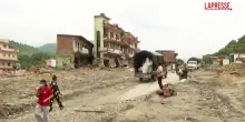 Nepal, si scava tra le macerie: fango e distruzione nel distretto di Nuwakot
