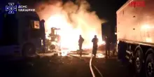 Ucraina, Odessa colpita duramente da attacco russo: in fiamme otto camion