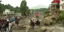 Nepal, a Nuwakot gli abitanti si radunano fuori dalle loro case danneggiate