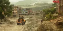 Nepal, nel distretto di Nuwakot ruspe in azione per togliere fango e detriti
