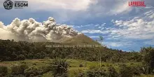 Indonesia, erutta il monte Sinabung: in cielo si alza unenorme colonna di cenere nera
