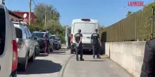 Padre, madre e figlia trovati morti in casa a Roma, i carabinieri davanti al luogo del delitto