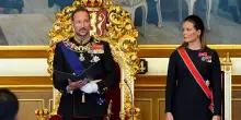 Re Haakon VIII di Norvegia presta giuramento davanti al Parlamento &ndash; Le foto