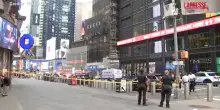 New York, donna accoltella due persone a Times Square: la polizia sul luogo dellagguato