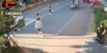 Milano, rapinano minore armati di machete: il video dell&rsquo;aggressione