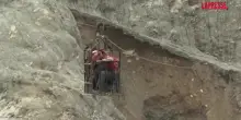 Nepal, una teleferica temporanea per attraversare il fiume dopo le inondazioni