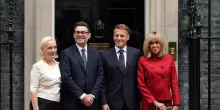Macron a Londra: le foto del presidente francese con la moglie Brigitte al numero 10 di Downing Street