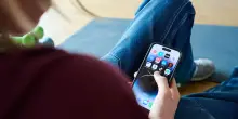 Telefonini a scuola, la mossa della Francia e le priorit&agrave; dei pediatri