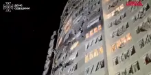 Ucraina, attacchi russi su Odessa: colpito un palazzo residenziale con 17 feriti