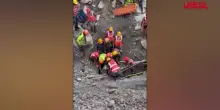 Nepal: due operai intrappolati vivi in un tunnel, le immagini del salvataggio