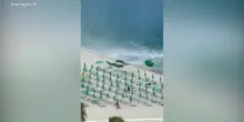 Calabria, tromba daria a Scilla spazza via gli ombrelloni: il video