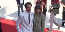 Mostra del Cinema di Venezia, Robert Pattinson e la compagna Suki Waterhouse sul red carpet