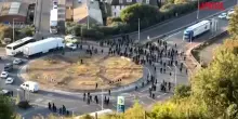 Dover, protesta anti-immigrazione: incappucciati bloccano il porto